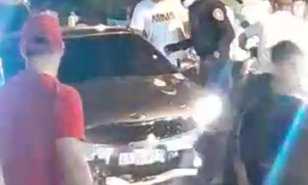 (VIDEO)Votantes que celebraban atropellaron a agentes Lince y los reventaron a golpes